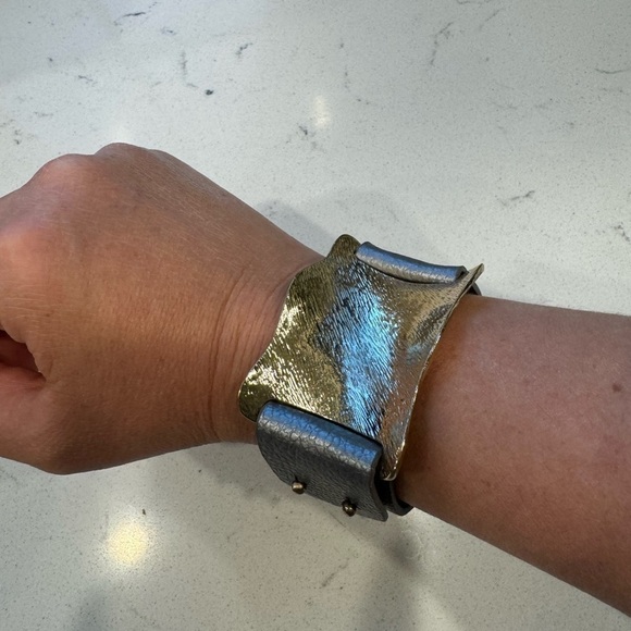 Cuff bracelet Modern faux leather and gold - Picture 10 of 11